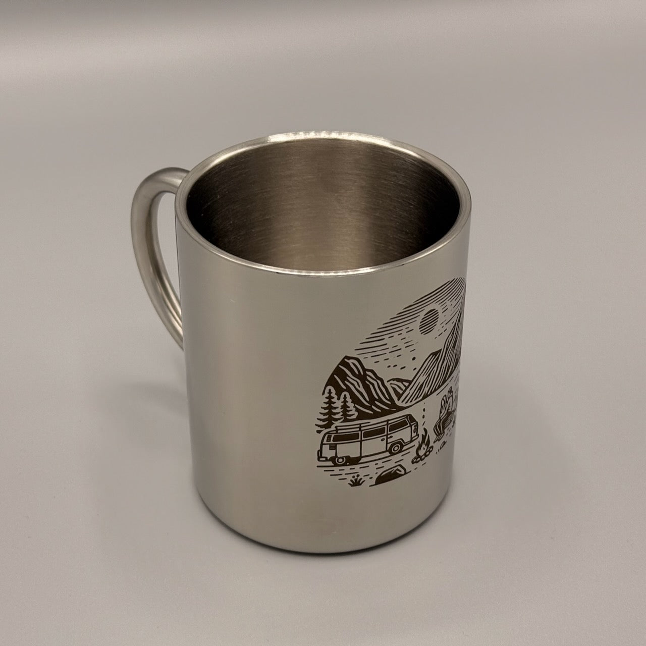 Edelstahlbecher „Vanlife & Lagerfeuer“ – Lasergravur by caligustl