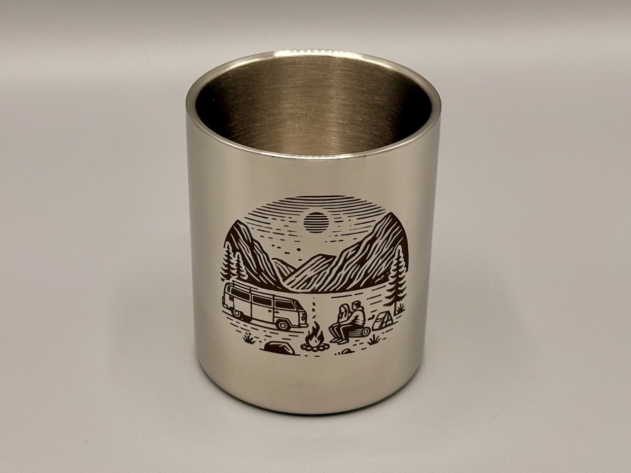 Edelstahlbecher „Vanlife & Lagerfeuer“ – Lasergravur by caligustl