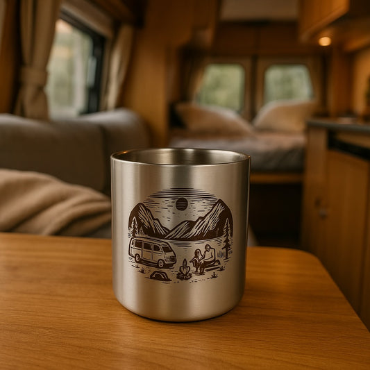 Edelstahlbecher „Vanlife & Lagerfeuer“ – Lasergravur by caligustl